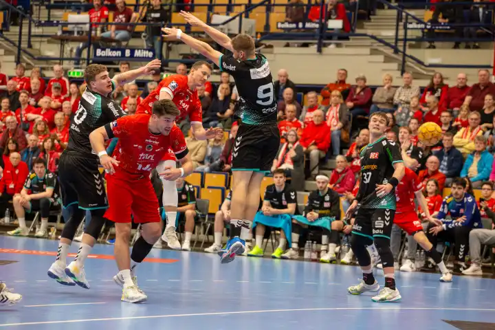 26.04.2024, 2nd HBL (German Handball League), Matchday 30: Eulen Ludwigshafen against TuSEM Essen (final score 32:37). Mex Raguse (8, Eulen Ludwigshafen) pulls away