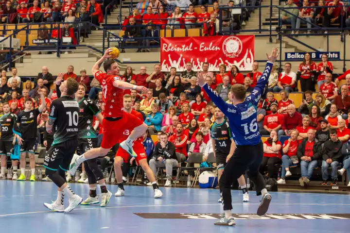 26.04.2024, 2nd HBL (German Handball League), Matchday 30: Eulen Ludwigshafen against TuSEM Essen (final score 32:37). Jannek Klein (77, Eulen Ludwigshafen) pulls away