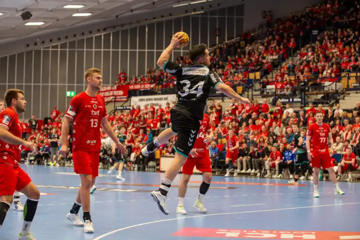 26.04.2024, 2nd HBL (German Handball League), Matchday 30: Eulen Ludwigshafen against TuSEM Essen (final score 32:37). Felix Klingler (34, TuSEM Essen) pulls away