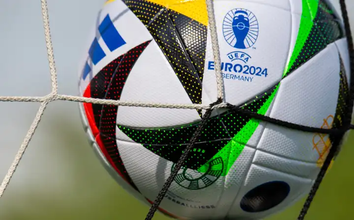 Symbolbild UEFA-EURO 2024: Nahaufnahme vom offiziellen Spielball der Fußball-Europameisterschaft 2024 in Deutschland