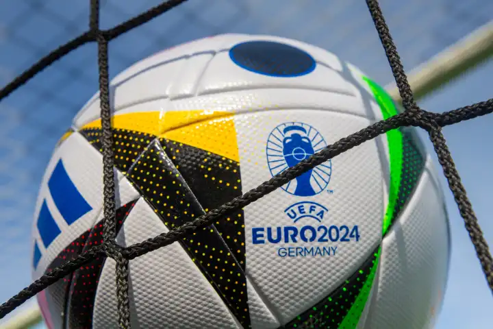Symbolbild UEFA-EURO 2024: Nahaufnahme vom offiziellen Spielball der Fußball-Europameisterschaft 2024 in Deutschland