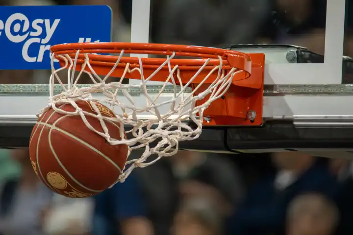 Symbolic image easy Credit BBL (Basketball Bundesliga): The SPALDING match ball of the BBL 2023/24 lands in the basket