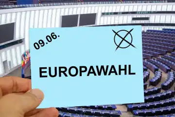 Symbolbild Europawahl: Symbolischer Umschlag vor dem Plenarsaal des EU-Parlamentes in Straßburg (Composing). Die nächste Wahl findet im Juni 2024 statt