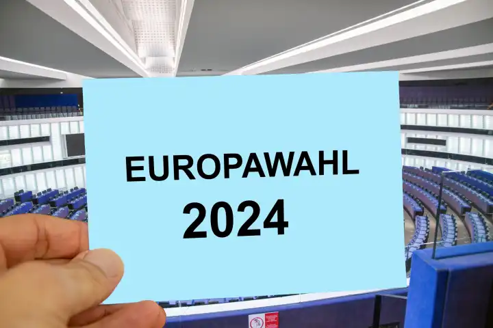 Symbolbild Europawahl: Symbolischer Umschlag vor dem Plenarsaal des EU-Parlamentes in Straßburg (Composing). Die nächste Wahl findet im Juni 2024 statt