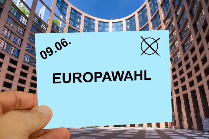 Symbolbild Europawahl: Symbolischer Umschlag vor dem Atrium des EU-Parlamentes in Straßburg (Composing). Die nächste Wahl findet im Juni 2024 statt