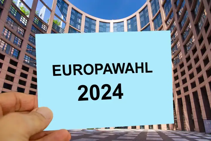 Symbolbild Europawahl: Symbolischer Umschlag vor dem Atrium des EU-Parlamentes in Straßburg (Composing). Die nächste Wahl findet im Juni 2024 statt