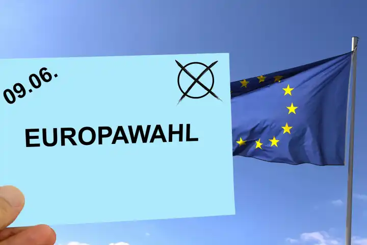 Symbolbild Europawahl: Symbolischer Umschlag neben der Flagge der Europäischen Union (Composing). Die nächste Wahl findet im Juni 2024 statt