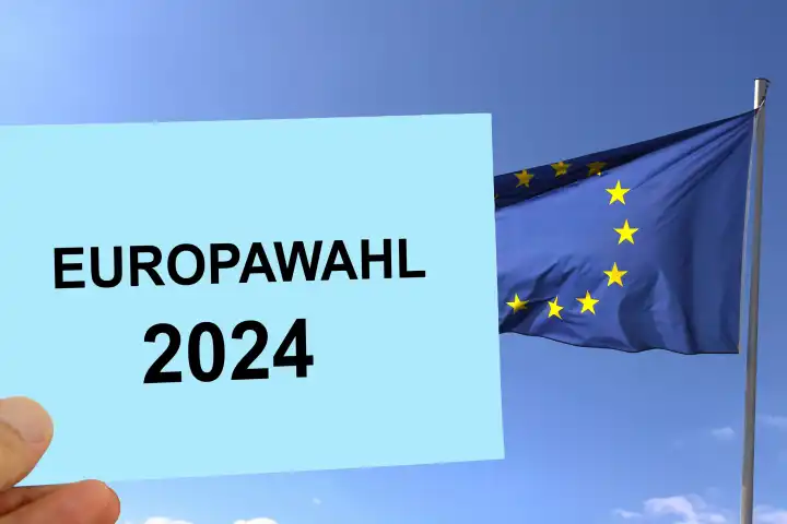 Symbolbild Europawahl: Symbolischer Umschlag neben der Flagge der Europäischen Union (Composing). Die nächste Wahl findet im Juni 2024 statt