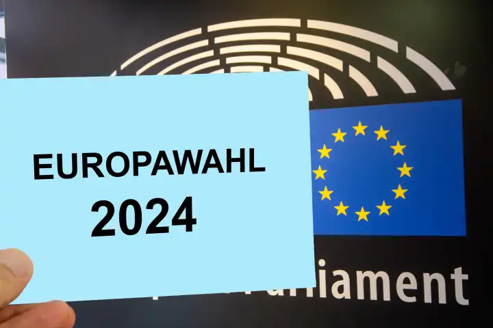 Symbolbild Europawahl: Symbolischer Umschlag vor dem Schriftzug und Wappen des EU-Parlamentes in Straßburg (Composing). Die nächste Wahl findet im Juni 2024 statt