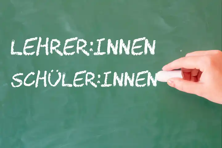 Symbolbild Gendern in Deutschland: Die gegenderten Begriffe von Lehrer und Schüler an einer Tafel (Composing)