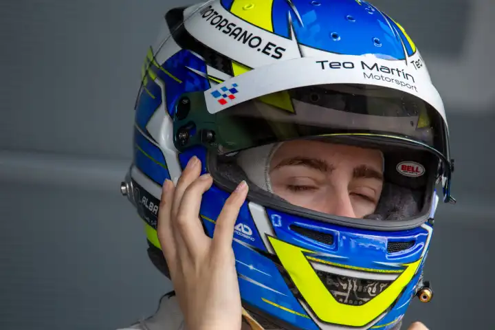 10. Mai 2024, Hockenheimring (Deutschland): Die spanische Rennfahrerin Alba Vazquez zieht ihren Helm über und macht sich bereit für den Einstieg ins Cockpit (GT Open)