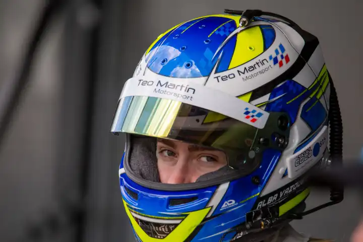 10. Mai 2024, Hockenheimring (Deutschland): Nahaufnahme der spanischen Rennfahrerin Alba Vazquez kurz vor dem Einstieg ins Cockpit (GT Open)