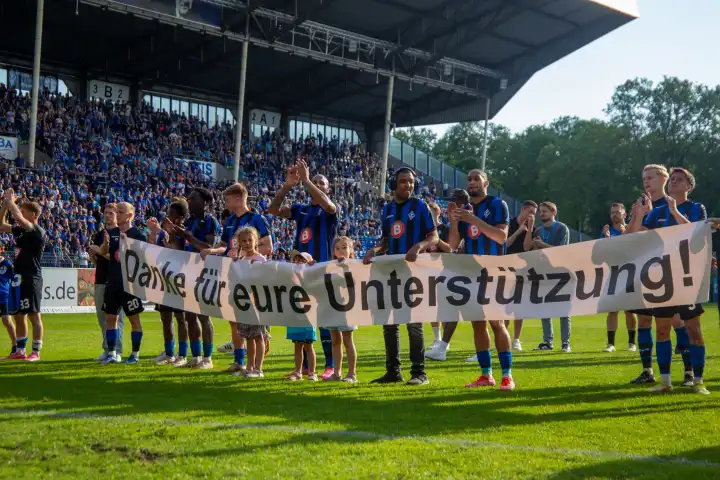 11.05.2024, Fußball 3. Liga, Saison 2023/24, 37. Spieltag: Waldhof Mannheim gegen SV Sandhausen (4:2). Die Spieler feiern den Klassenerhalt und danken den Fans mit einem Plakat für deren Unterstützung