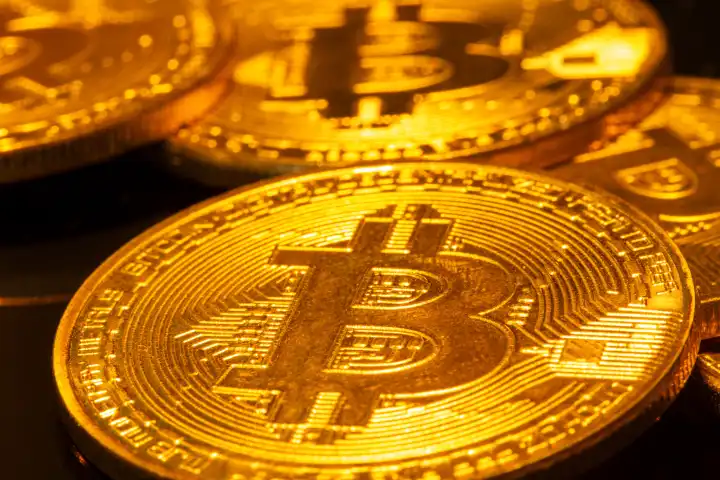 Nahaufnahme von symbolischen Bitcoins