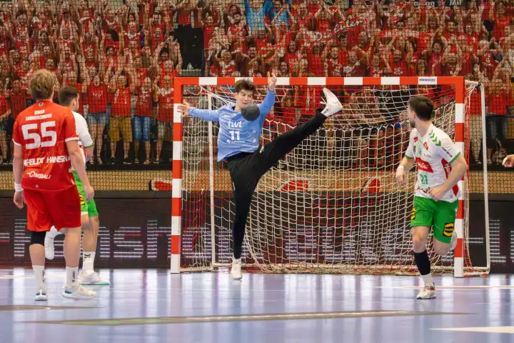 17.05.2024, 2. HBL (Handball-Bundesliga), 32. Spieltag: Eulen Ludwigshafen gegen GWD Minden (Endstand 28:28). Bild: Glanzparade von Torwart Mats Grupe (11, Eulen Ludwigshafen)