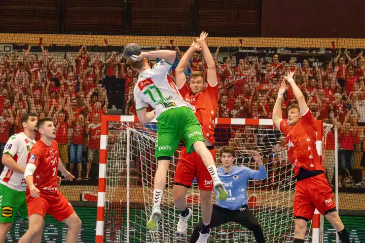 17.05.2024, 2. HBL (Handball-Bundesliga), 32. Spieltag: Eulen Ludwigshafen gegen GWD Minden (Endstand 28:28). Bild: Fynn-Lukas Hermeling (77, GWD Minden) zieht ab