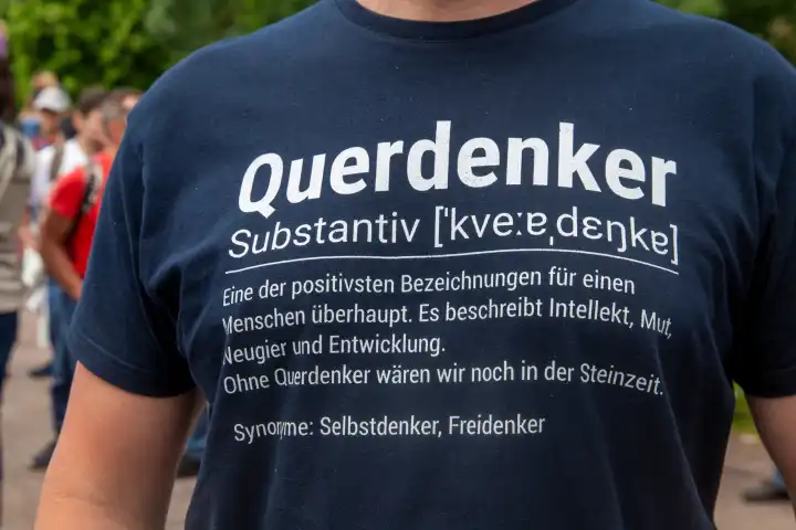 May 19, 2024, Neustadt an der Weinstraße: Rally and demonstration march to Hambach Castle under the motto FROM PEOPLE TO PEOPLE: FREEDOM. Picture: A man wears a T-shirt with a positive interpretation of the term QUERDENKER