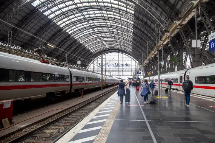 04. Juni 2024: Hauptbahnhof Frankfurt mit haltenden ICE-Zügen und viel Reiseverkehr