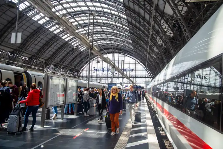 04. Juni 2024: Hauptbahnhof Frankfurt mit haltenden ICE-Zügen und viel Reiseverkehr