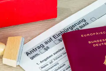 Nahaufnahme von einem Antrag auf Einbürgerung in die Bundesrepublik Deutschland