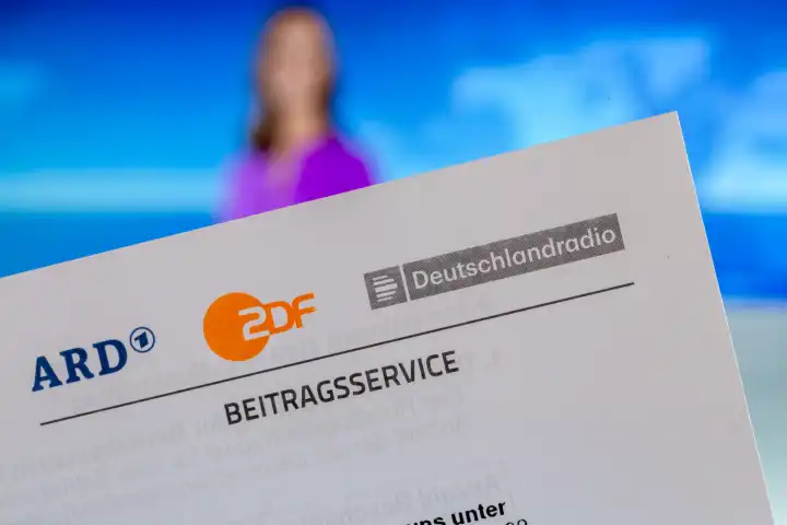 Symbolbild Rundfunkbeitrag, Beitragsservice: Nahaufnahme von einem Briefbogen mit ARD-Logo und ZDF-Logo