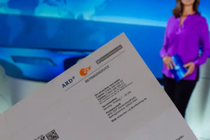 Symbolbild Rundfunkbeitrag, Beitragsservice: Nahaufnahme von einem Briefbogen mit ARD-Logo und ZDF-Logo