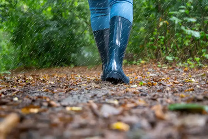 Frau bei einem Spaziergang im Regen (Symbolbild, Composing)