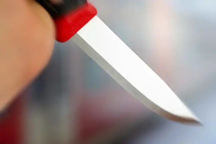 Symbolbild Messerattacke: Nahaufnahme von einem Messer in der Hand eines Mannes