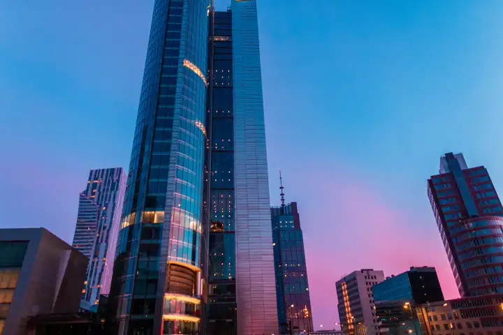 Schöne moderne Stadt Warschau mit Büro-und Geschäftshäusern auf eine erstaunliche Abend Sonnenuntergang Himmel mit rosa und blauen Farben