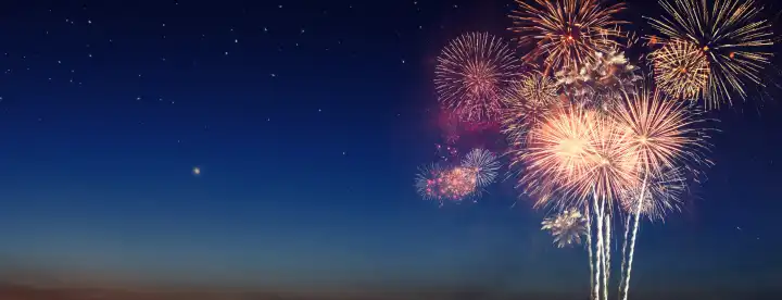 Erstaunliches Feuerwerk im blauen Sternenhimmel am Abend. Feiern, kreativ. Freier Kopierraum für Design und Text