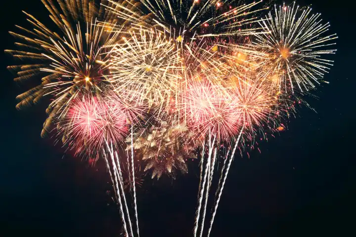 Erstaunliche festliche Feuerwerk am Nachthimmel. Frohe Weihnachten und frohes neues Jahr Karte. Feiern