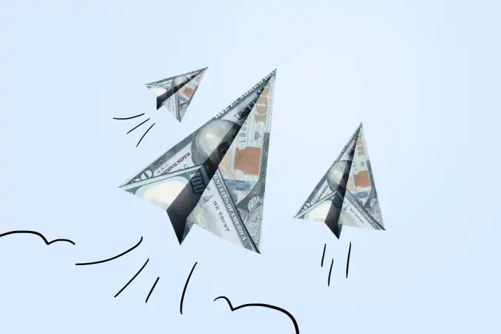 Papierflugzeuge 100 Dollar abheben mit Rauch auf einem blauen Hintergrund, kreative Idee. Investition und Business Startup, Konzept. Finanzen Flugzeug Start