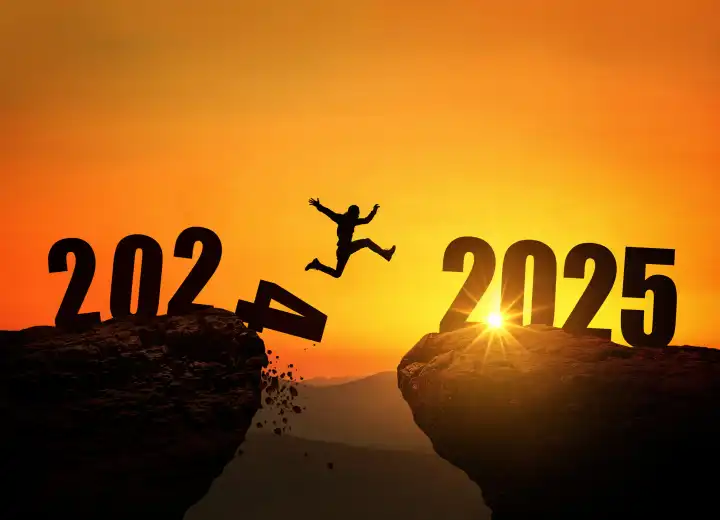 Mann springt auf Klippe 2025 über den Abgrund mit Steinen auf erstaunliche Sonnenuntergang. Neujahrskonzept. 2024 fällt in den Abgrund. Willkommen 2025. Menschen betritt das Jahr 2025, kreative Idee.