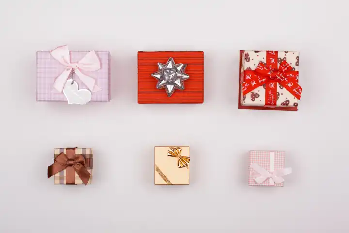 Die zusammengestellten Geschenke liegen auf einem weißen Hintergrund.