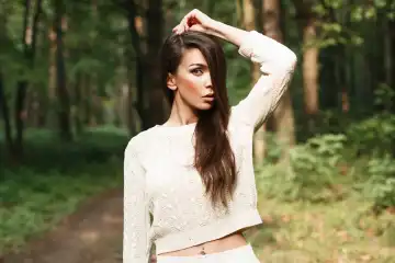 Sexy Frau posiert im Wald
