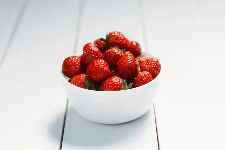 Erdbeeren in einer Schale auf weißem Tisch