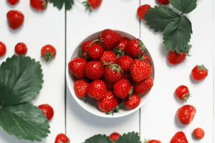 erdbeere auf weißem holzhintergrund. selektiver fokus auf erdbeeren in der schale