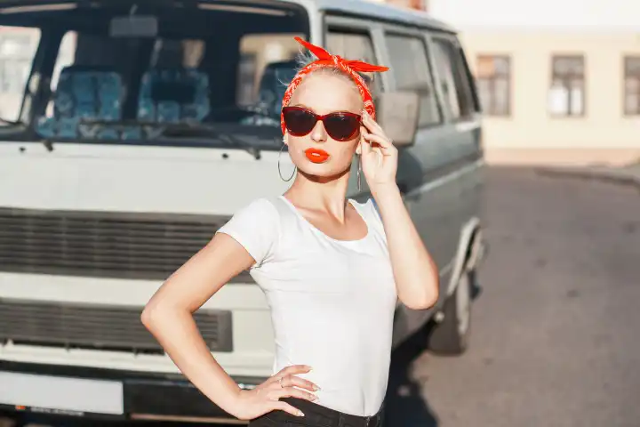 Porträt eines schönen Hipster-Mädchens mit Sonnenbrille in der Nähe des Autos.