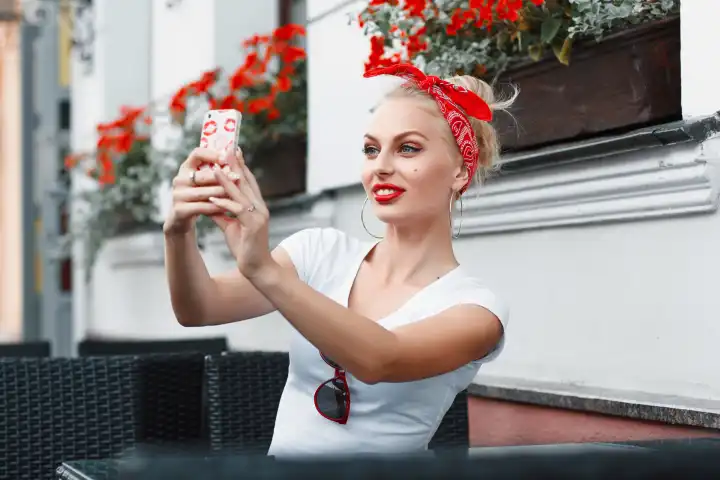 Hübsches Hipster-Mädchen macht ein "Selfie".