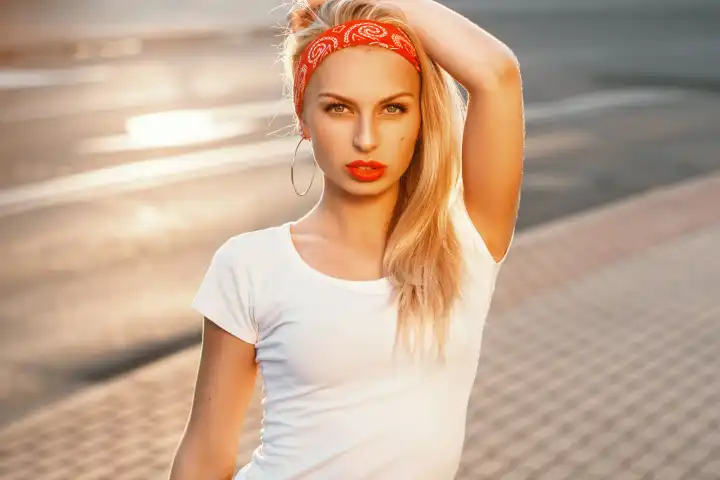 Porträt einer schönen Hipsterin mit roten Lippen bei Sonnenuntergang.