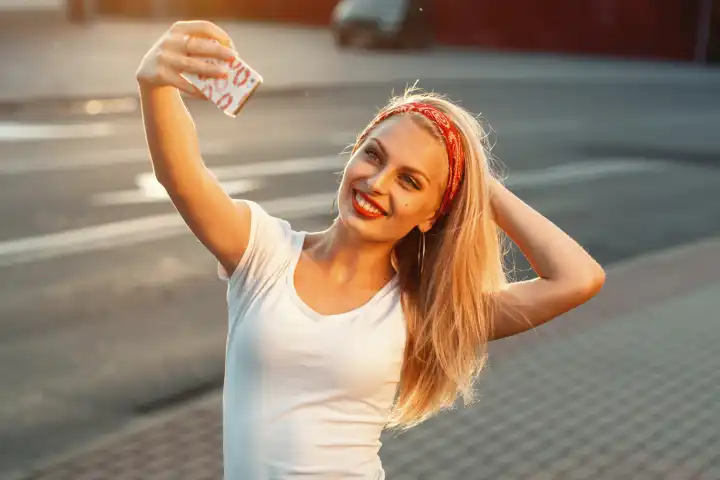 Selfie, Schönes Mädchen fotografiert sich selbst, instagram