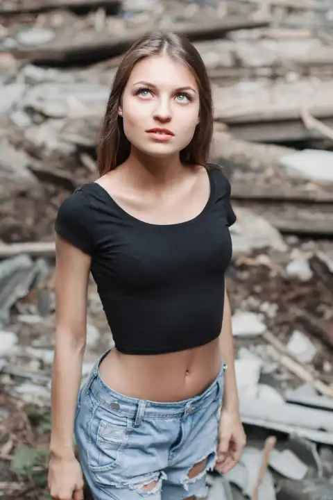 Schönes Mädchen blickt auf Hintergrund Trümmer