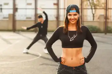 Porträt eines schönen Tänzerin Mädchen auf einem Hintergrund der Hip-Hop-Tänzer.