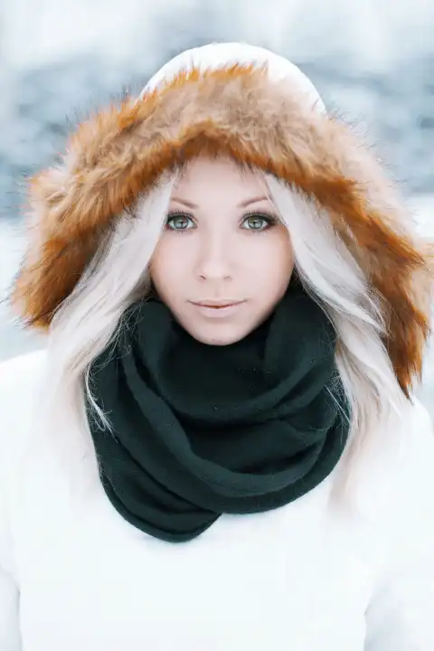 Schönes Mädchen in einer Winterjacke in der Stadt