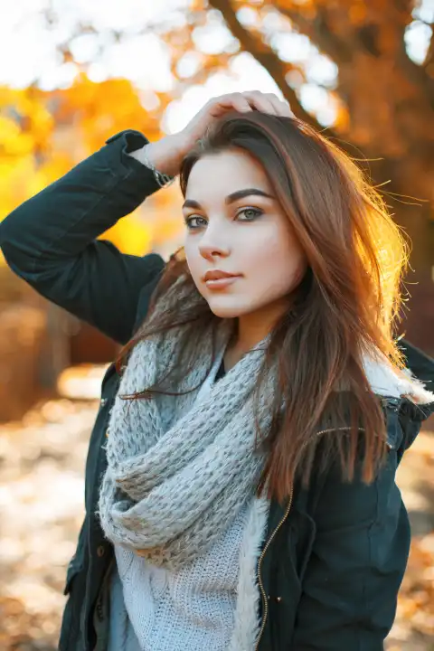 Schönes Mädchen in einem Strickpullover und Jacke im Herbst Park