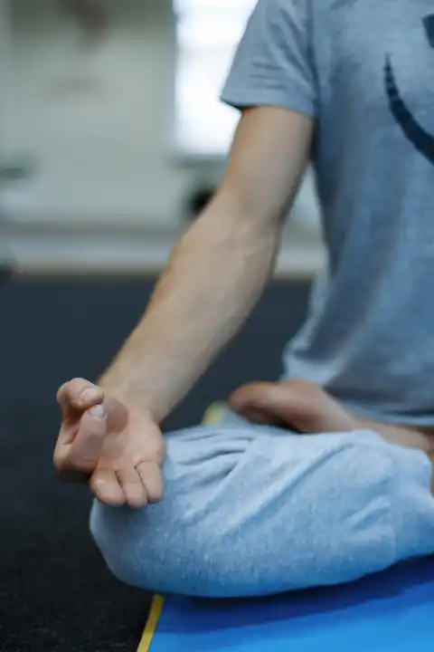 Junger Mann beim Yoga