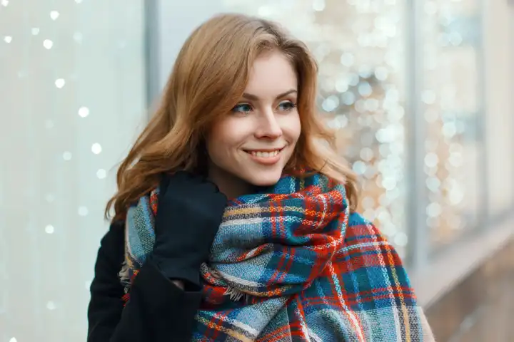 Hübsche Frau mit einem süßen Lächeln macht die Weihnachtseinkäufe