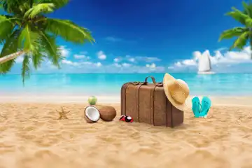 Reisekoffer mit Sonnenbrille, Seestern, Strohhut und Strandschuhen am schönen Strand mit Palmen. Werbung auf Reisekoffer