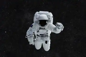 Weltraumfahrer reist auf einem Hintergrund von Sternen. Astronaut Weltraum