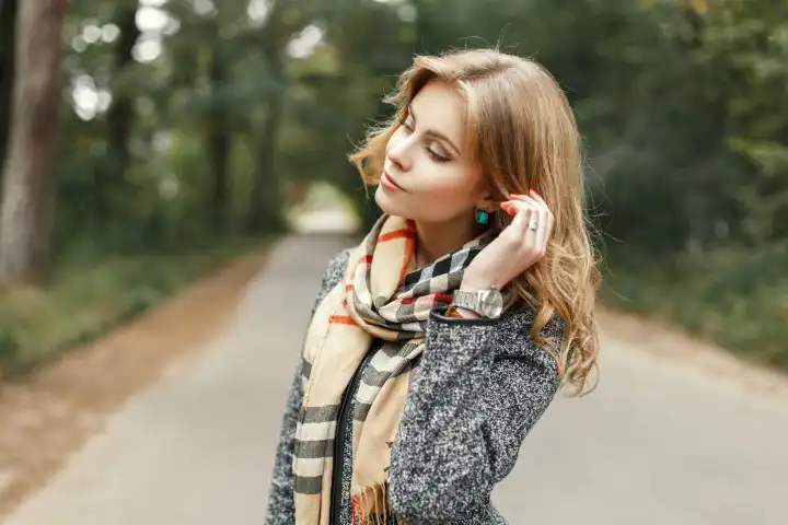 Schöne Frau im Herbst Vintage-Schal posiert im Park